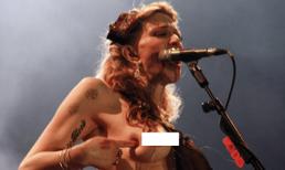 Những pha bung áo ngực hot nhất showbiz!