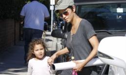 Con gái đáng yêu của Halle Berry được mẹ đưa đến trường