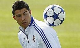 Nghịch lý cầu thủ ngôi sao nhận lương ... trung bình!