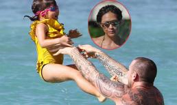 Chồng Myleene Klass "ném" con gái yêu trên biển