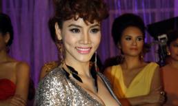 Trang Nhung lại để ngực "mấp mé lộ"...