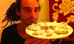 "Muốn ói" với màn trình diễn ăn chuột chết