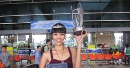 Lan Khuê rạng rỡ cúp chiến thắng trở về sau 'Siêu mẫu Châu Á'