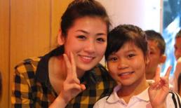 Á hậu Tú Anh nhắng nhít vui trung thu cùng các em thiếu nhi