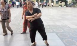 Cụ bà hào hứng nhảy Gangnam style tại Hồ Hoàn Kiếm
