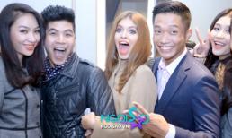 Andrea "siêu nhắng nhít" trong hậu trường diễn thời trang