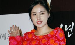 Mỹ nhân Min Hyo Rin ăn mặc như bà đồng, mặt bóng nhẫy