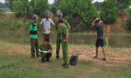 Đôi nam nữ ôm nhau chết dưới kênh