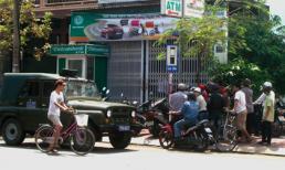 Tranh nhau nhặt tiền rơi tung tóe trước ngân hàng