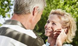 Ngượng chín mặt vì mẹ già nhõng nhẽo với bồ