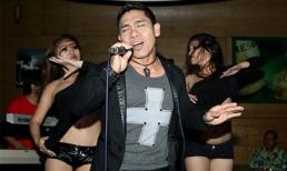 Phạm Văn Mách mừng sinh nhật bên các vũ công