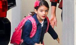 Suri hớn hở chạy vào trường học