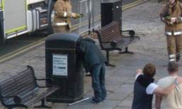 Hí hửng chụp ảnh ông già kẹt đầu trong thùng rác