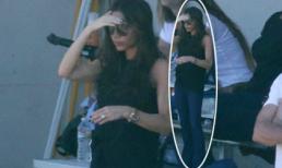 Vic 'kéo dài chân' đi xem con đá bóng