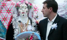 Cô dâu sơn mặt trắng bệch đáng sợ