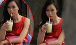 HH Áo dài Ngọc Anh tản bộ phố phường Hà Nội và thưởng thức nước mía vỉa hè