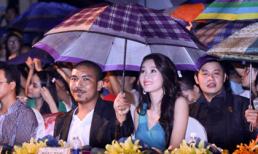 Hoa hậu Đặng Thu Thảo đội mưa xem ca nhạc