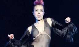 Dung Tổ Nhi mặc mà như không trên sân khấu