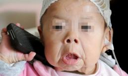 Chuyện lạ: B&#233; g&#225;i 1 tuổi bỗng dưng biến...b&#224; l&#227;o 80