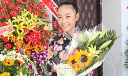 Đoan Trang rạng rỡ trong ngày về thăm trường cũ