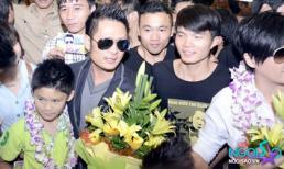 Gia đình Bằng Kiều bị bao vây giữa rừng fans tại sân bay Nội Bài - Hà Nội