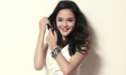 Hoàng Anh múa với áo tứ thân trong cuộc thi Hoa hậu Trái đất 2012