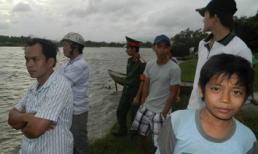 Kh&#243;c lịm b&#234;n x&#225;c chồng, con, ch&#225;u