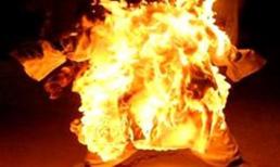 Nghịch tử hất xăng đốt cha rồi ném đá