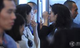 Phạm Băng Băng thản nhiên "tút tát" nhan sắc giữa chốn đông