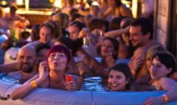 Độc đáo xem phim ngay tại bồn tắm