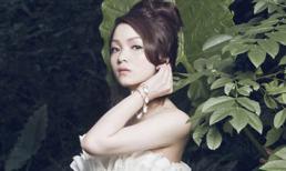 Thủy Top lả lơi khoe đường cong