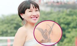 Mai Khôi khoe hình xăm cực lớn giữa sân vận động