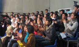 Sinh viên với nghề 'vỗ mỏi tay, cười mỏi miệng'