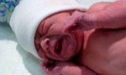 Bé sơ sinh bị vứt giữa đêm lạnh sống sót kỳ diệu