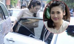 Á hậu Tú Anh "cưỡi" xế hộp trắng muốt đi xem nghệ thuật đường phố