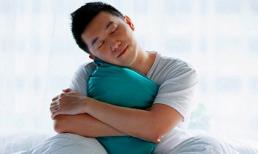 Ngồi gần bạn gái, "cậu bé" ra nước trắng