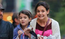 Katie Holmes "dạy" con gái nhăn mặt dọa phóng viên