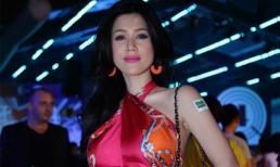 Đinh Phương Ánh quấn ngực bằng khăn trăm triệu