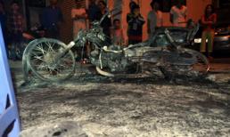 Hà Nội: Nam thanh niên tự đốt xe máy giữa phố