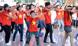 Fan Kpop tưng bừng nhảy flashmob chào đón thần tượng