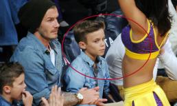 Con trai Beckham cũng "mê mẩn nhìn gái" giống bố