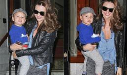 Flynn bi bô tập nói trong vòng tay mẹ