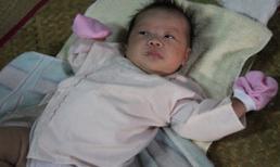 Phát hiện bé sơ sinh bị vứt dưới gốc cây