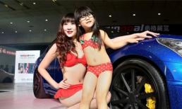 Giật mình với ảnh mẫu nhí mặc bikini tạo dáng bên xe hơi
