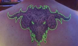 Dân chơi "tỏa sáng" với hình xăm phát quang