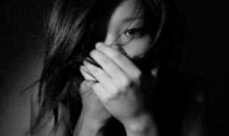 8 nam thanh niên ép 2 nữ sinh vào nhà nghỉ hiếp dâm tập thể