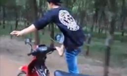 Video: Rùng mình thanh niên vừa đánh đu vừa lái xe máy bằng ngón chân