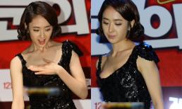 Mỹ nữ Hàn lúng túng dùng tay che ngực