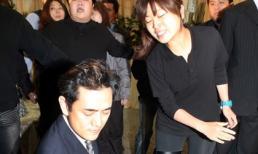 Tài tử Đài Loan quỳ gối, nhận tát ở đám tang bạn gái