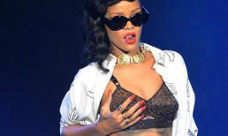 Rihanna tự tay... nắn ngực trên sân khấu